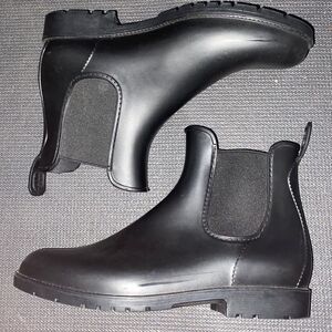 Woman’s Like New Rainboots with Elastic Slip on Sides